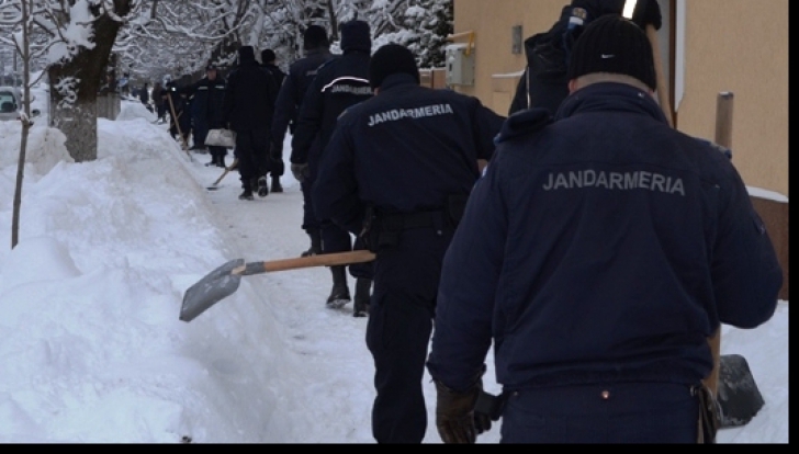 Firea: Trotuarele din Capitală vor fi deszăpezite cu ajutorul deţinuţilor şi jandarmilor 