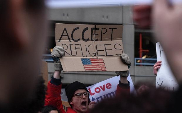 Proteste în principalele aeroporturi din SUA, după ordinul semnat de Trump împotriva musulmanilor