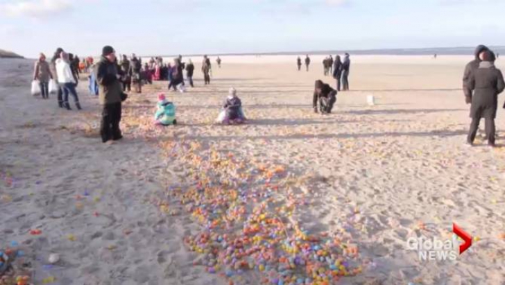 Surpriză pentru locuitorii unei insule din Germania: zeci de mii de ouă colorate, aruncate la mal