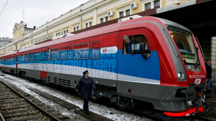La un pas de scandal, din cauza unui tren sârbesc inscripţionat "Kosovo este Serbia" 