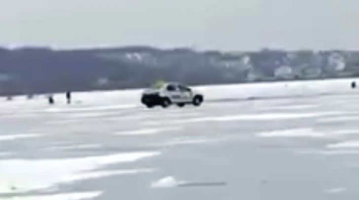 Un taximetrist traversează cu maşina un lac îngheţat. Imagini care te ţin cu sufletul la gură