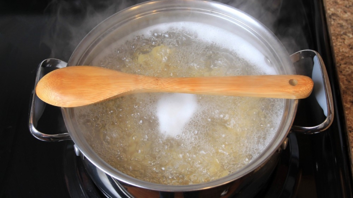 De ce trebuie să pui o lingură de lemn deasupra mâncării care fierbe  