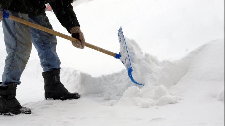 Cum să cureți zăpada fără lopată