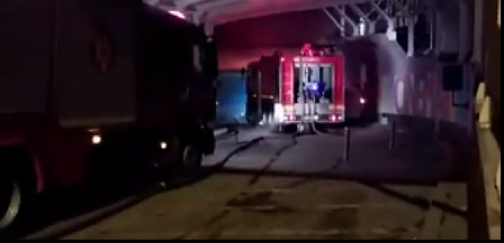 Incendiu la un mare mall din București. Două persoane au ajuns la spital