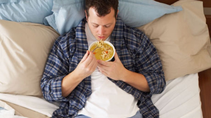 E bine să mănânci în pat? Răspunsul experţilor te va mira
