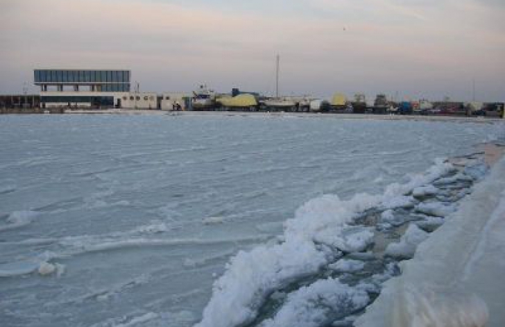 Marea Neagră a îngheţat aproape de mal din cauza gerului extrem. Imagini spectaculoase