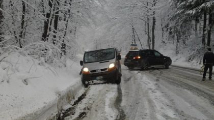 Masină în râpă