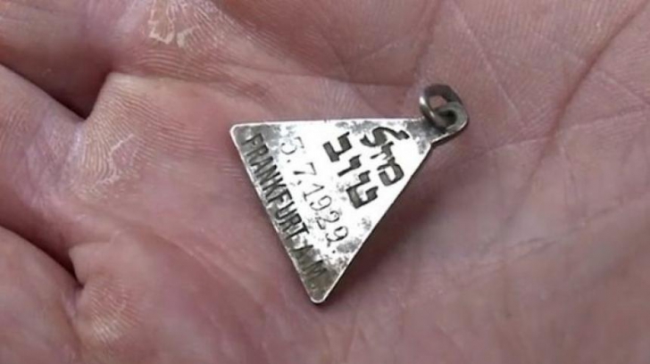 Medalion asemănător cu al Annei Frank descoperit într-un fost lagăr nazist
