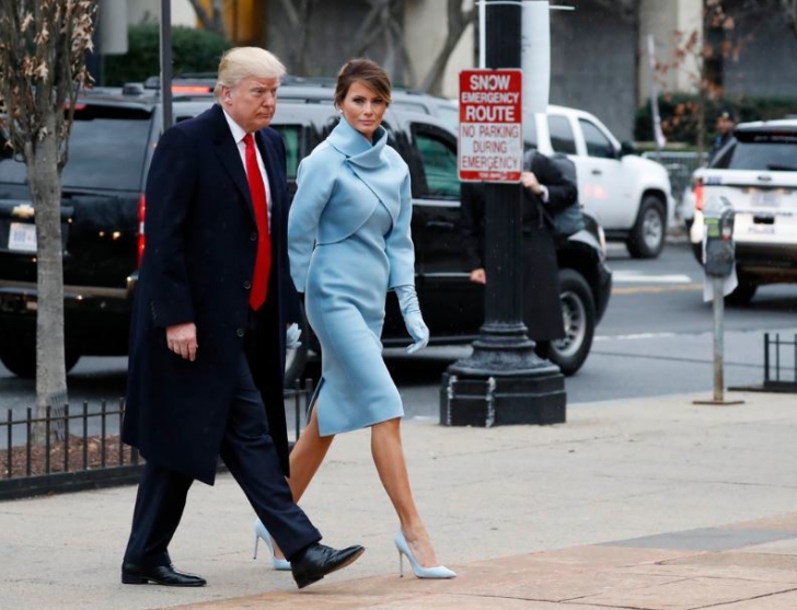 Melania Trump a ales o rochie bleu pentru ceremonie, inspirată de cea purtată de Jacqueline Kennedy