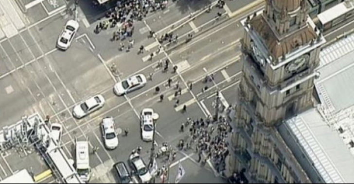O mașină a intrat în plin în pietoni în Melbourne. Cel puțin trei morți și 20 de răniți(VIDEO)