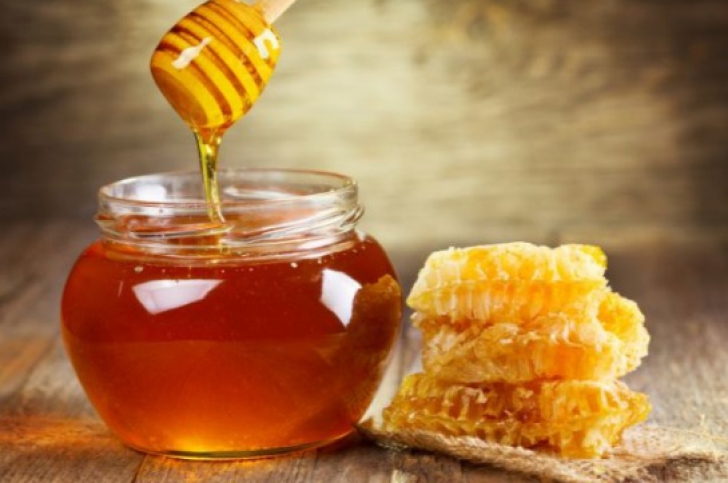 Cum se consumă CORECT mierea, în funcţie de momentul zilei