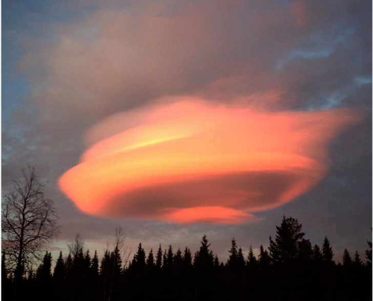 Imagini uluitoare, surprinse pe cer: un nor în formă perfectă de OZN, deasupra unei staţiuni montane