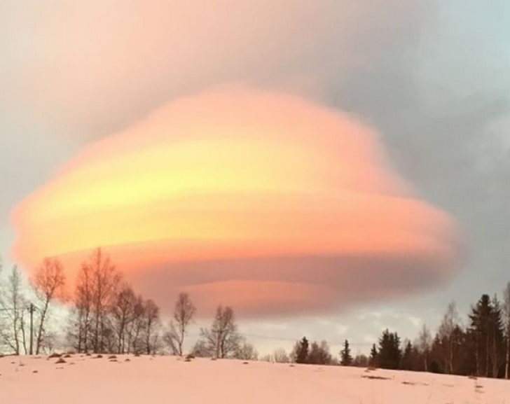 Imagini uluitoare, surprinse pe cer: un nor în formă perfectă de OZN, deasupra unei staţiuni montane