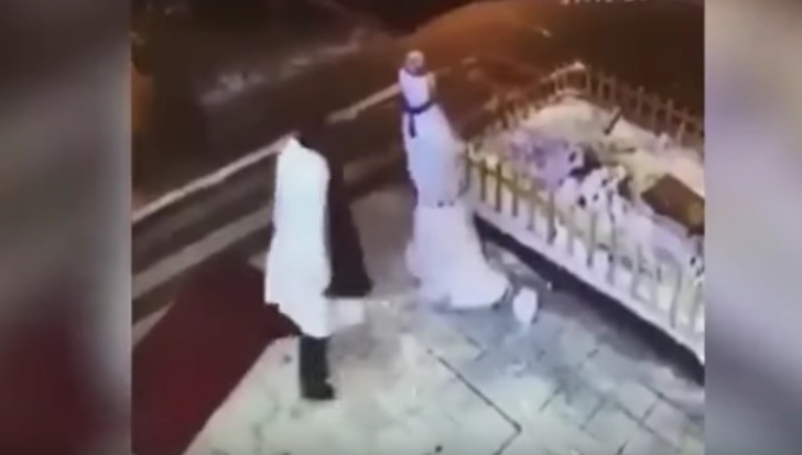 Femeia de care râde tot internetul: s-a luat la bătaie cu un om de zăpadă. Ce a păţit este viral! 