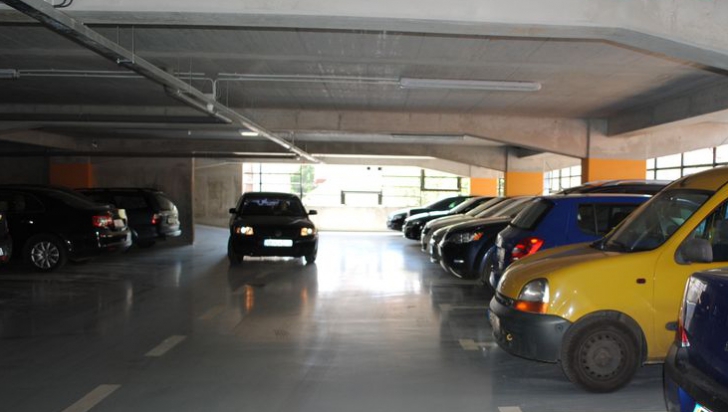 Şoferii din sectorul 6 pot lăsa maşinile în parcare la mall, pe timpul nopţii 