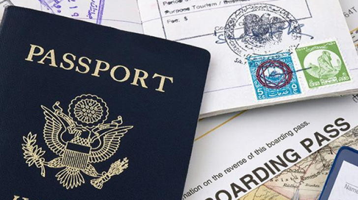 După excursie, un turist a redeschis pașaportul. Când a văzut ce-i scrisese un vameș, a încremenit