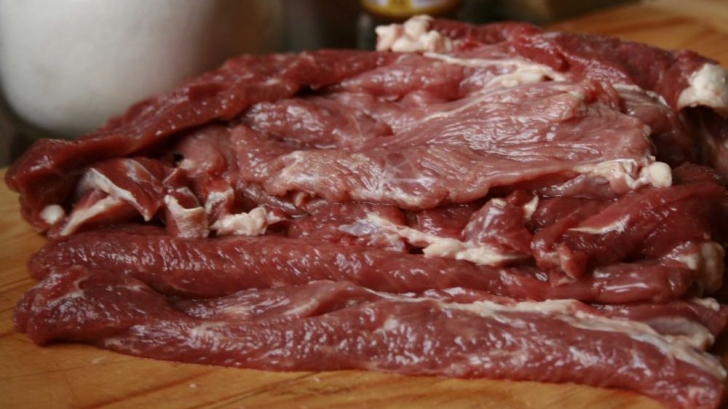 Pastramă cu E.coli, găsită într-un supermarket din Braşov