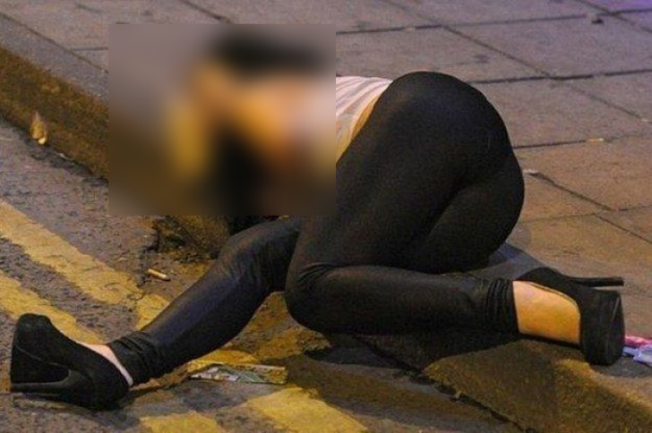Această tânără a ieşit din club la 3 dimineaţa şi a adormit pe trotuar. ŞOC! Ce avea sub cap