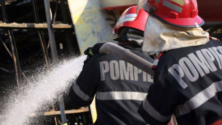 Pericol de explozie la fabrica de mezeluri din Bacău, cuprinsă de incendiu