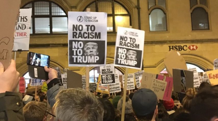 Imagini ireale! Mii de oameni protestează în M.Britanie faţă de decretul lui Trump privind imigratia