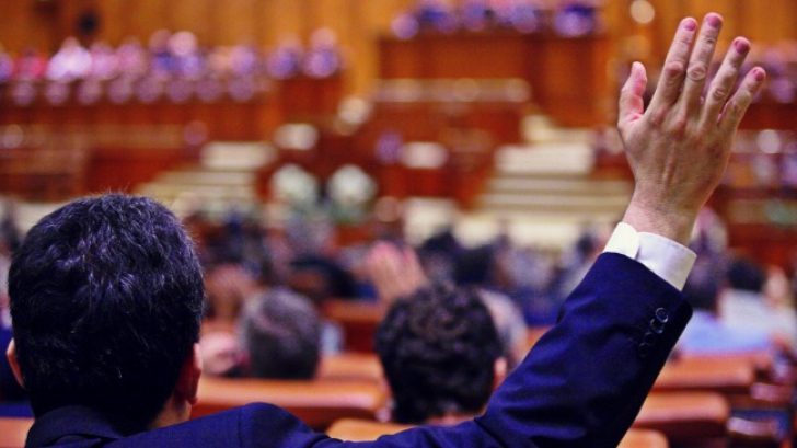 Ordonanţa Guvernului Ponta prin care au crescut salariile demnitarilor, respinsă în comisiile Camerei Deputaţilor