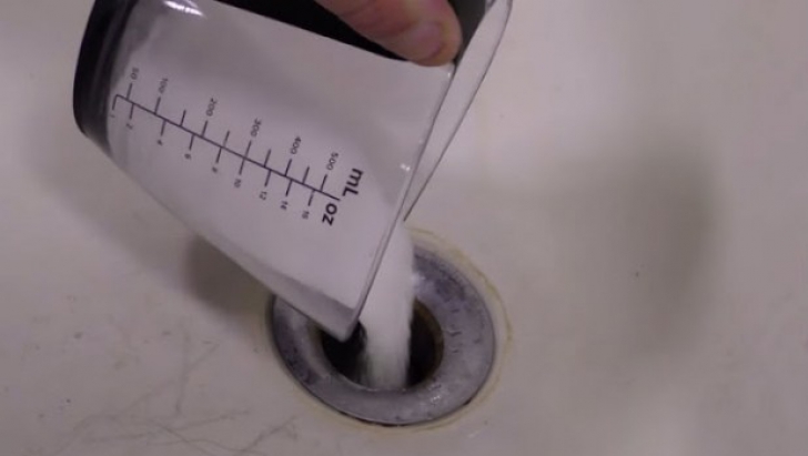  Cum să curățați petele din chiuveta din oțel, fără să o zgâriați. Trucul de curățenie care va elimina aspectul uzat și murdar 