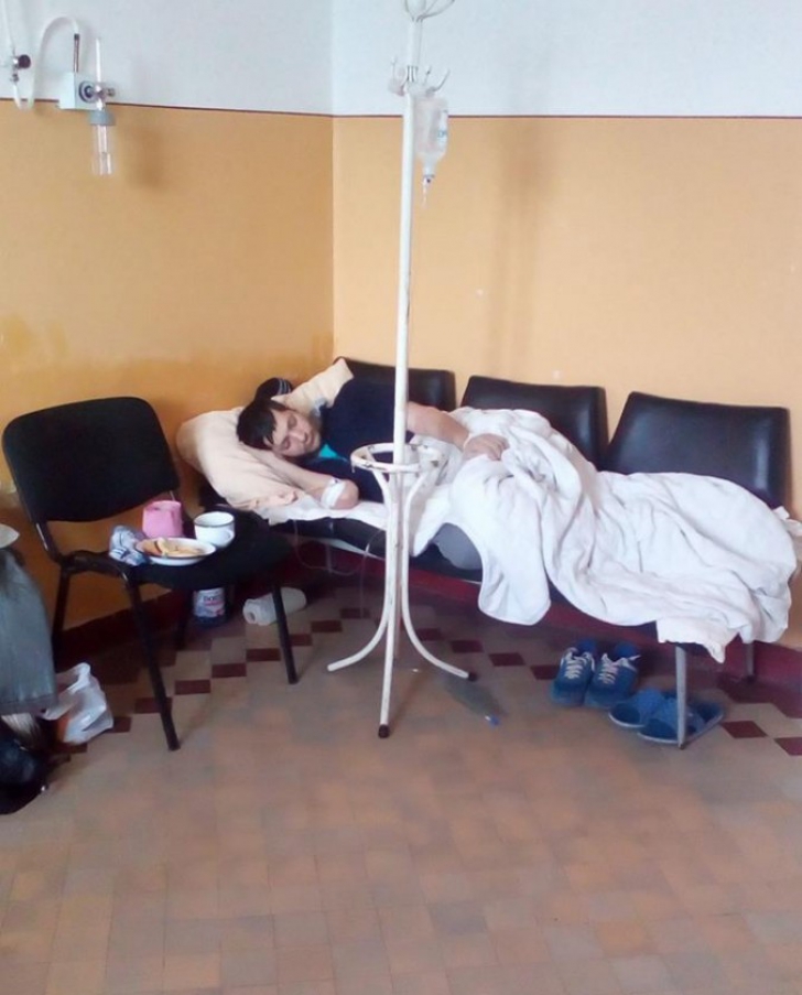 Imagine şoc: cum a fost "internat" un tânăr, pe holul spitalului. I-au improvizat un pat din scaune