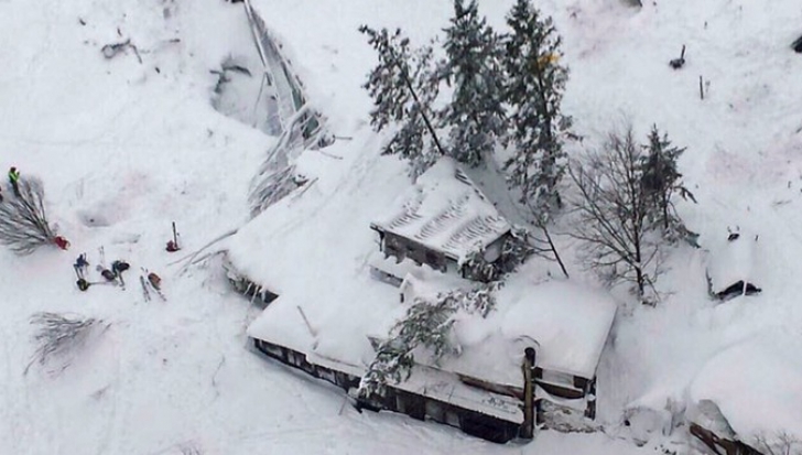 Primele imagini din hotelul îngropat de avalanșă în Italia sunt tulburătoare
