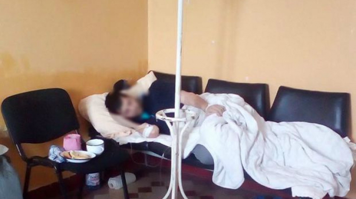 Imagini halucinante: Tânăr internat pe holul spitalului din Mediaş. Iată cum arată patul său!