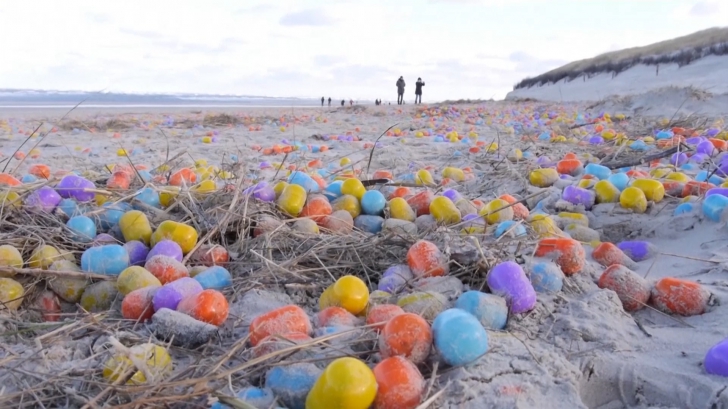Surpriză pentru locuitorii unei insule din Germania: zeci de mii de ouă colorate, aruncate la mal