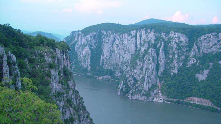 Navă sub pavilion sârbesc eşuată pe Dunăre la Topoliţa 