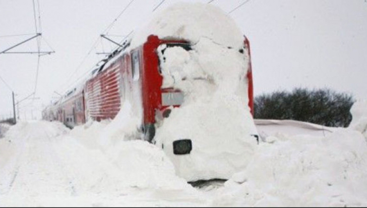 Circulația trenurilor, în continuare îngreunată de ninsori și viscol 