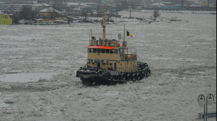 Transport pe Dunăre Tulcea-Tudor Vladimirescu se face în condiții de ceață și sloiuri 