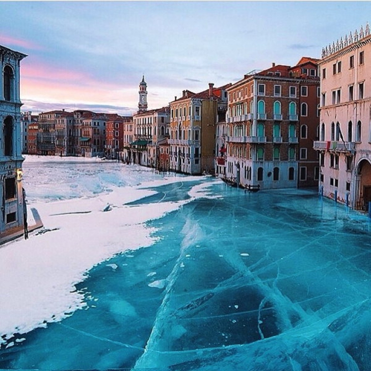 Imagini spectaculoase din Veneţia: Canalele din oraş au îngheţat