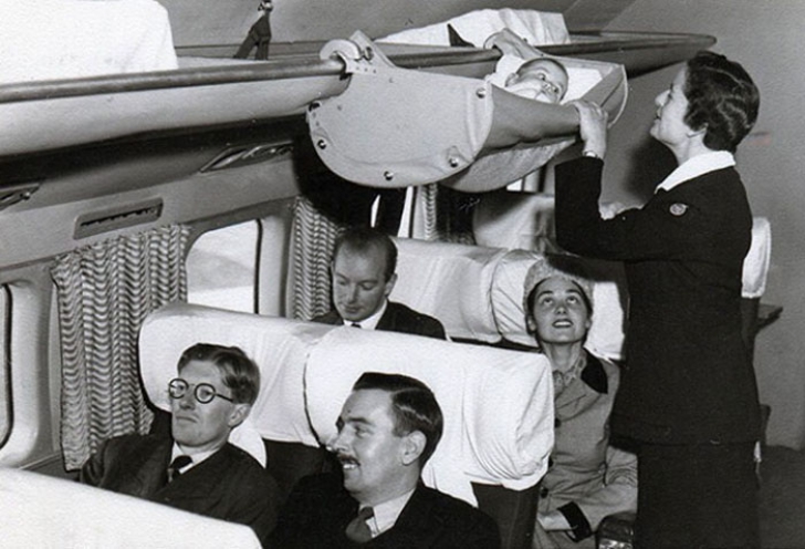Cum erau transportați copiii în avioane în trecut? Aceste imagini din 1953 te lasă cu gura căscată