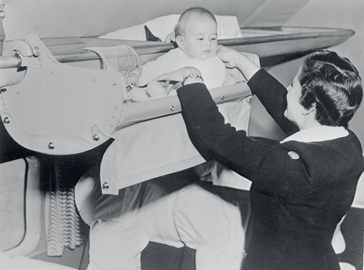 Cum erau transportați copiii în avioane în trecut? Aceste imagini din 1953 te lasă cu gura căscată