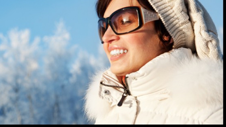 Specialiști: Ochelarii de soare trebuie purtaţi şi în timpul iernii. Care e explicația