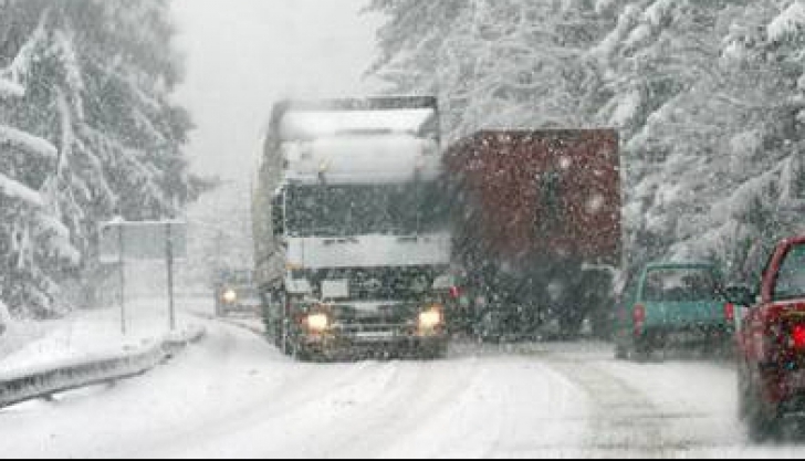 Veste proastă de la meteorologi: Vremea rea se menţine şi miercuri. Lista drumurilor închise