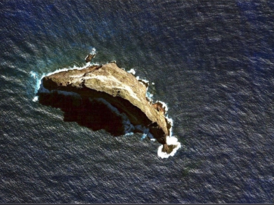 Cum arată cea mai ciudată insulă. De la distanţă, parcă ar fi un vârf de munte în mijlocul oceanului