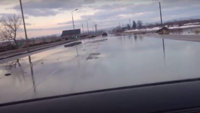 "S-a înmuiat asfaltul, unde-i groapă punem apă"!Cum arată drumul unde şoferii se simt ca la Veneţia 