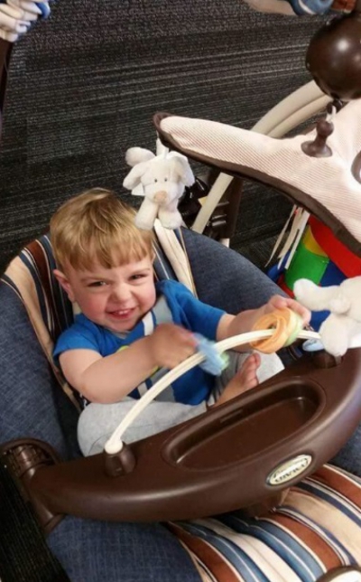 S-a aşezat pe fotoliu şi le-a citit copiilor o poveste. C&acirc;nd s-a ridicat, ŞOC! Era sub el, MORT