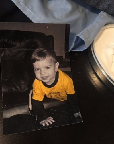 S-a aşezat pe fotoliu şi le-a citit copiilor o poveste. C&acirc;nd s-a ridicat, ŞOC! Era sub el, MORT