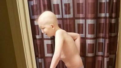 O mamă a postat imagini dureroase cu fiul ei bolnav de cancer. Mesajul ei este CUTREMURĂTOR!