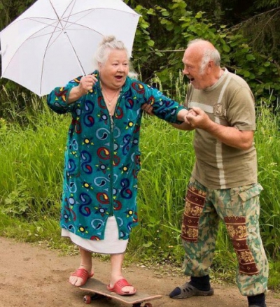 DOVADA că simţul umorului nu are vârstă! Cele mai haioase cupluri care au trecut testul timpului