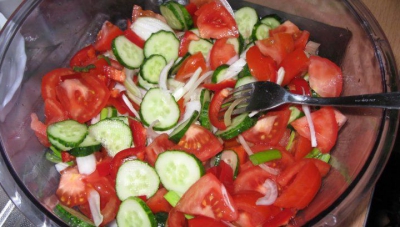De ce nu este bine să mâncăm salată de roşii şi castraveţi! Ce se întâmplă în organismul nostru