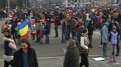 12.000 de oameni, în Piaţa Victoriei. Manifestanţii vor să facă lanţ uman în jurul Parlamentului