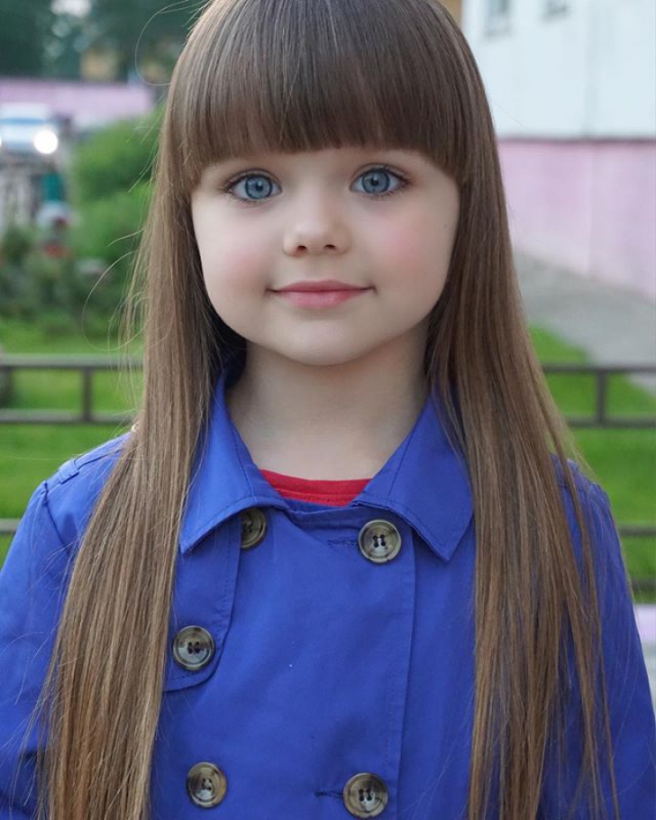 Le detronează pe micile modele! O fetiţă de cinci ani face furori pe internet cu frumuseţea sa
