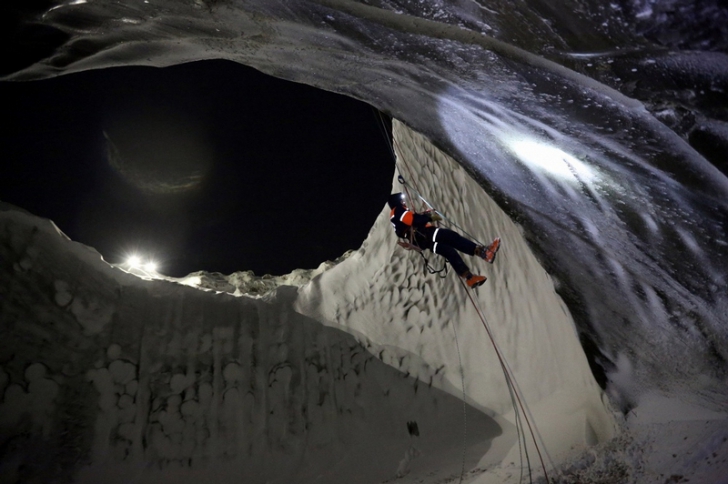 Expediție fără precedent în gaura neagră apărută misterios în nordul Rusiei. Ce au găsit sub pământ