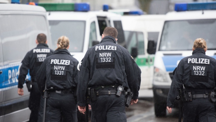 Incident şocant în Germania! Un bărbat care a intrat cu mașina în pietoni, împușcat de polițiști