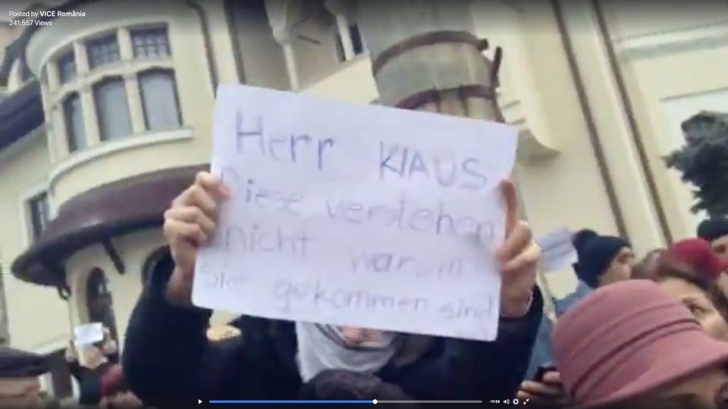Cea mai haioasă pancartă de la contramanifestaţia de la Cotroceni. Mesaj în limba germană